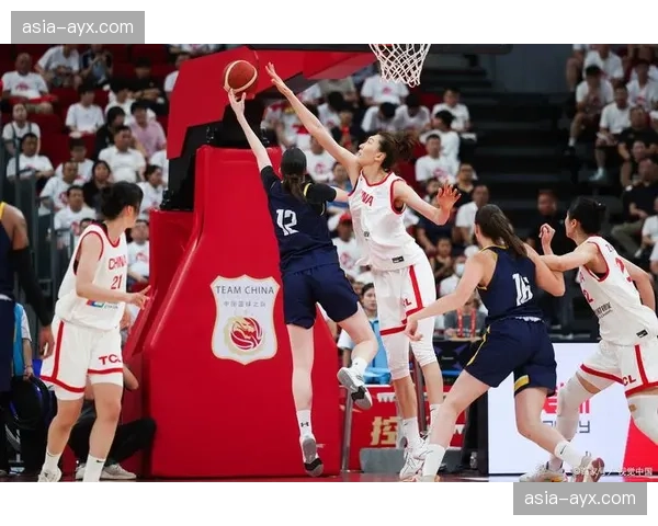 特写：对手相撞双双倒地，医疗团队与球员共同将其抬出场的团结一幕