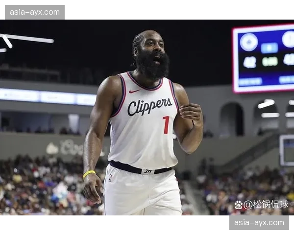 特写:哈登助攻数升至历史第三,主场观众起立致敬 特写:哈登助攻数升至历史第三,主场观众起立致敬