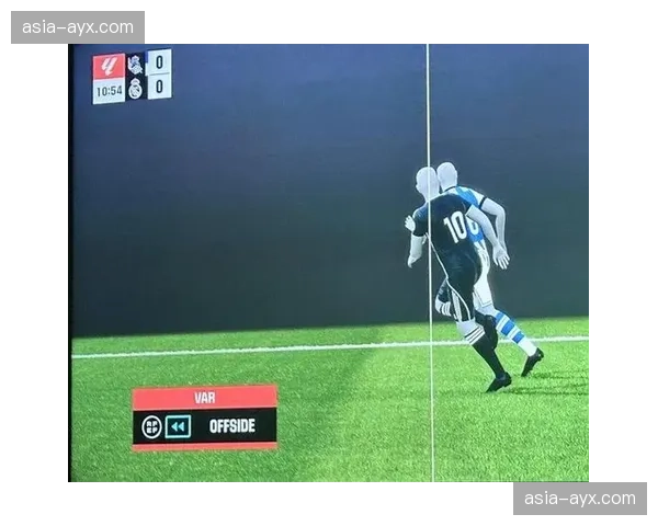 争议瞬间：斯图加特进球因疑似越位被VAR长时间核查后确认有效