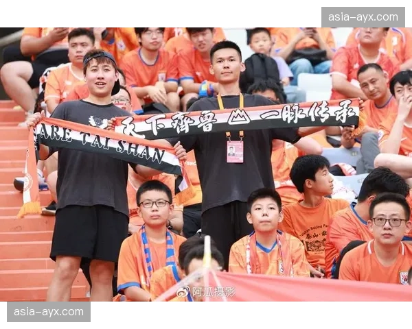 特写：看台上的朗斯小球迷在球队绝杀后喜极而泣